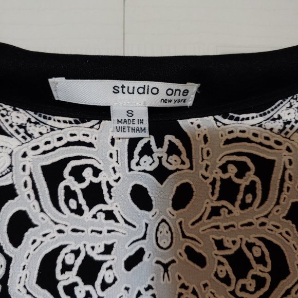 Studio One Dress with White Floral Design SZ SM - Picture 4 of 4